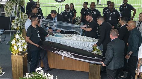 footballer dies|Pele funeral .